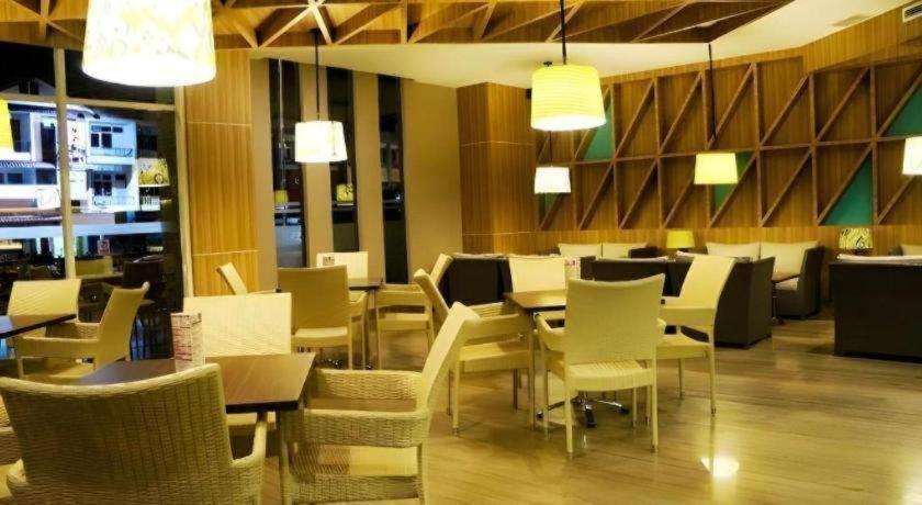 Orchardz Hotel Gajah Mada Pontianak Exterior foto