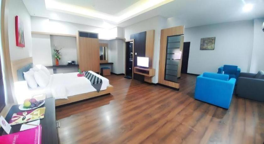 Orchardz Hotel Gajah Mada Pontianak Exterior foto