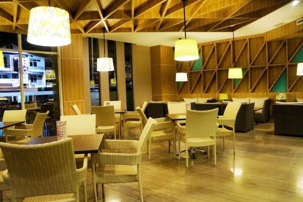 Orchardz Hotel Gajah Mada Pontianak Exterior foto